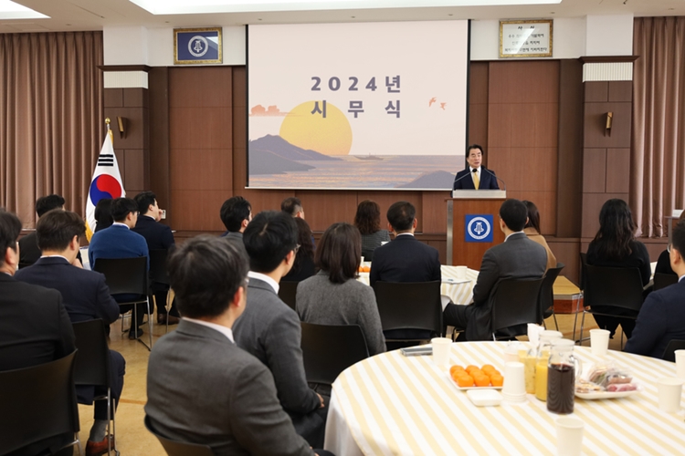 이장한 종근당 회장이 2일 서울 충정로 본사에서 열린 시무식에서 신년사를 발표하고 있다. <사진제공=종근당>