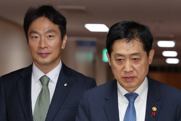 (왼쪽부터) 이복현 금융감독원장과 김주현 금융위원장. <사진=뉴시스>