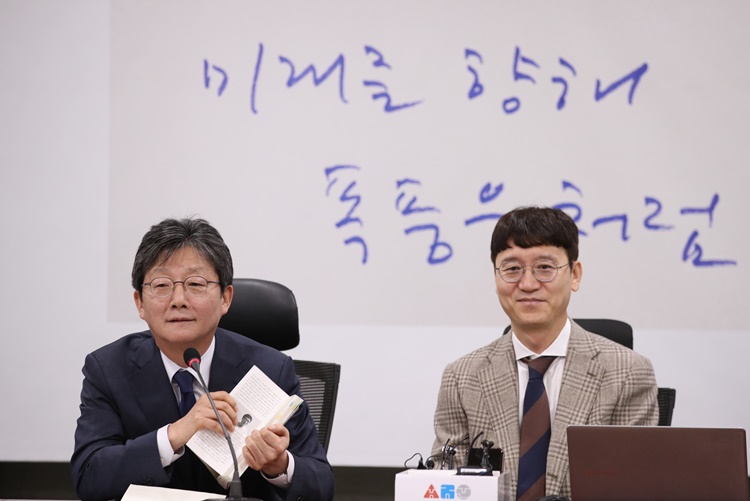 (왼쪽부터) 유승민 전 의원, 김웅 국민의힘 의원. <사진=뉴시스> 