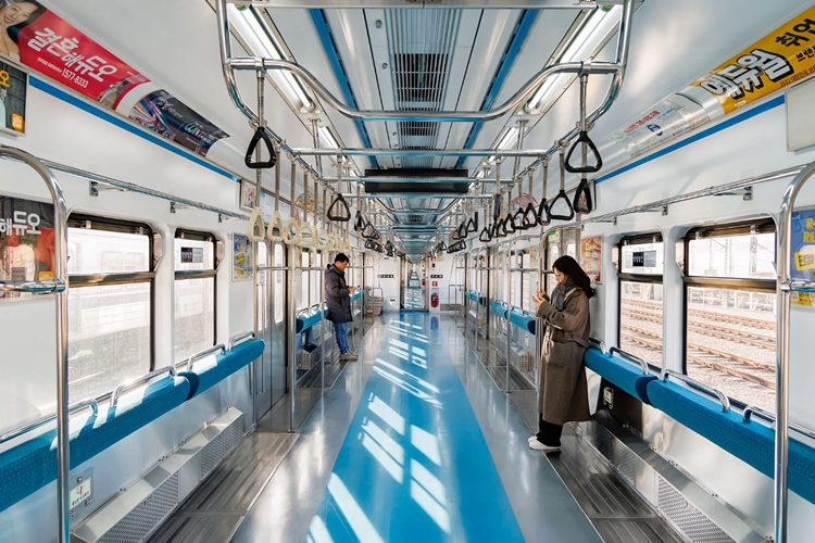 오는 10일부터 출근시간대 서울지하철 4호선에 시범 도입되는 ‘의자 없는 칸’. <사진제공=서울교통공사>