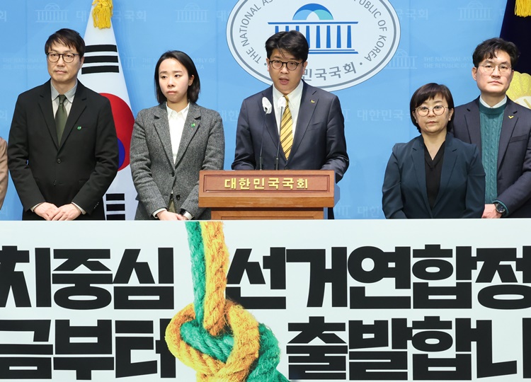 김준우 정의당 비상대책위원장(가운데)이 23일 오후 서울 여의도 국회에서 열린 ‘녹색당-정의당 선거연합정당 추진’과 관련된 기자회견을 하고 있다. <사진=뉴시스>