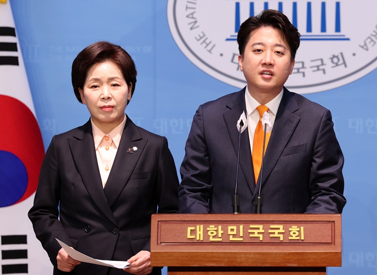 이준석 개혁신당 대표(오른쪽)가 29일 서울 여의도 국회 소통관에서 국방 정책을 발표하고 있다. <사진=뉴시스>