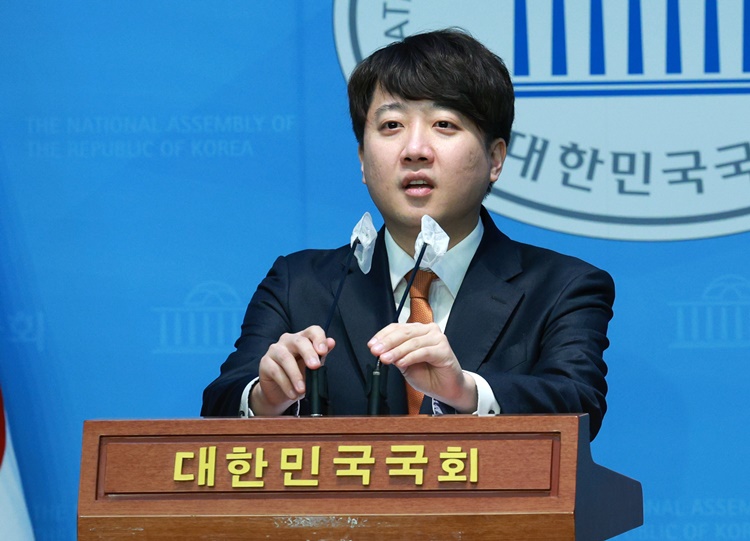 이준석 개혁신당 대표가 지난 18일 오전 서울 여의도 국회 소통관에서 정강정책 기자회견을 하고 있다. <사진=뉴시스>