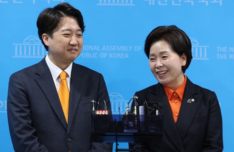 (왼쪽부터) 이준석 개혁신당 대표와 양향자 한국의희망 대표가 지난 24일 오후 서울 여의도 국회에서 기자회견을 열고 합당 선언을 한 뒤 취재진의 질문에 답변하고 있다. <사진=뉴시스>