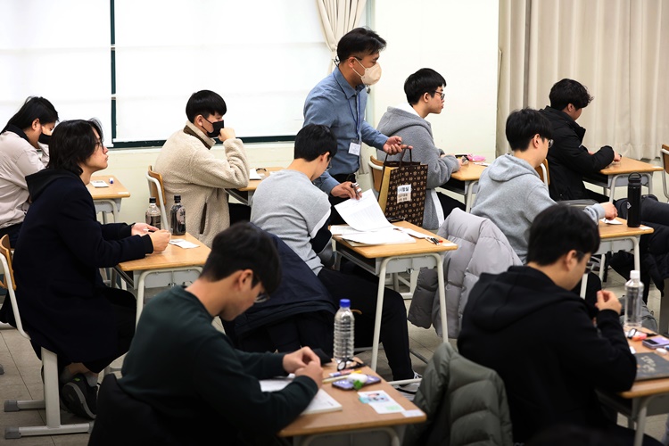 2024학년도 대학수학능력시험이 치러진 지난달 16일 서울 용산고등학교에서 수험생들이 시험을 준비하고 있다. <사진=뉴시스, 사진공동취재단>