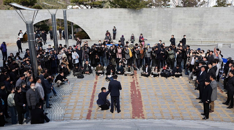 조국 전 법무부 장관이 13일 오후 부산 중구 민주공원 민주항쟁기념관 앞에서 기자회견을 열어 창당 계획을 설명하고 있다. <사진=뉴시스>