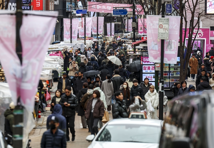 지난 1월21일 서울 중구 명동거리가 사람들로 붐비고 있는 모습. <사진=뉴시스>