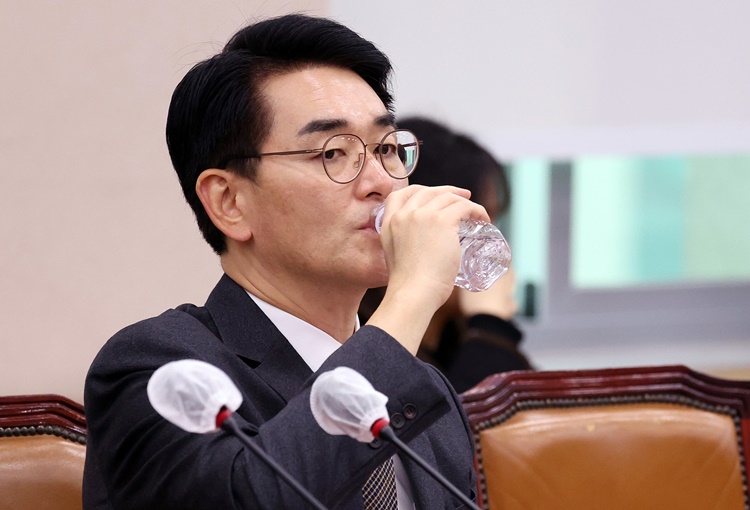 박용진 더불어민주당 의원이 20일 오전 서울 여의도 국회에서 열린 법제사법위원회 전체회의에서 물을 마시고 있다. 박 의원은 이날 기자회견을 열고 의정활동 평가에서 현역 하위 10% 통보를 받았지만 당에 남기로 했다고 밝혔다. <사진=뉴시스>