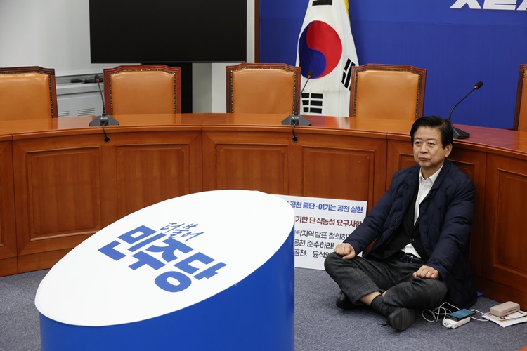 노웅래 더불어민주당 의원이 23일 오전 서울 여의도 국회 당 대표 회의실에서 무기한 단식농성을 하고 있다. <사진=뉴시스>