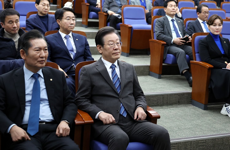 이재명 더불어민주당 대표(가운데)가 지난 27일 오후 서울 여의도 국회에서 열린 민주당 의원총회에 참석해 있다. <사진=뉴시스> 