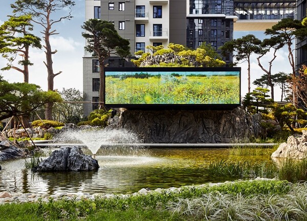 가든베일리, 연못과 초대형 미디어 큐브. <사진제공=삼성물산 건설부문>