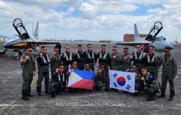 필리핀 에어쇼에서 블랙이글스와 FA-50PH가 우정비행을 실시하고 기념 촬영을 하고 있다. <사진제공=KAI>