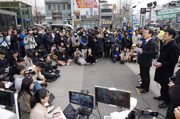 이재명 더불어민주당 대표가 5일 서울 영등포역 앞에서 긴급 현장기자회견을 하고 있다. <사진=뉴시스, 공동취재>