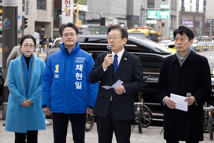 이재명 더불어민주당 대표(왼쪽에서 세 번째)가 5일 서울 영등포역 앞에서 긴급 현장기자회견을 하고 있다. <사진=뉴시스, 공동취재>