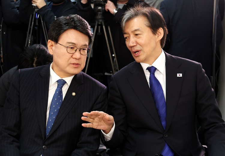 (왼쪽부터) 황운하 의원과 조국 조국혁신당 대표가 8일 오전 서울 여의도 조국혁신당 당사에서 대화하고 있다. <사진=뉴시스>