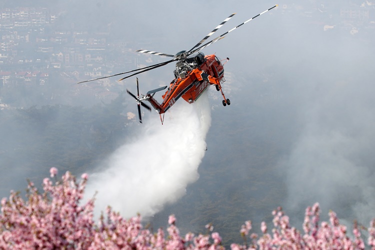지난해 4월2일 오후 화재가 발생한 서울 종로구 인왕산에서 산림청 헬기가 화재 진화 작업을 하고 있는 모습. <사진=뉴시스>