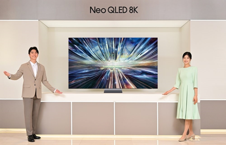 삼성전자 모델이 역대급 성능의 ‘3세대 AI 8K 프로세서’를 탑재한 2024년형 Neo QLED 8K TV 신제품을 소개하고 있다. <사진제공=삼성전자>