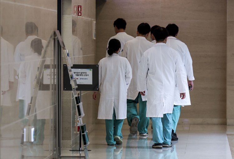 서울시내 대학병원에서 의료진들이 이동하고 있는 모습. <사진=뉴시스>
