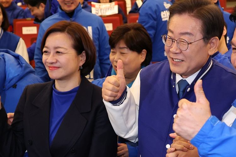 (왼쪽부터) 더불어민주당 서울 강북을 후보인 조수진 변호사, 이재명 민주당 대표. <사진=뉴시스>