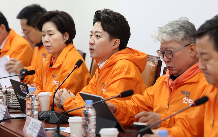 이준석(오른쪽 세번째) 개혁신당 대표가 지난 20일 오전 서울 여의도 국회에서 열린 제15차 최고위원회의에서 발언하고 있다. <사진=뉴시스>
