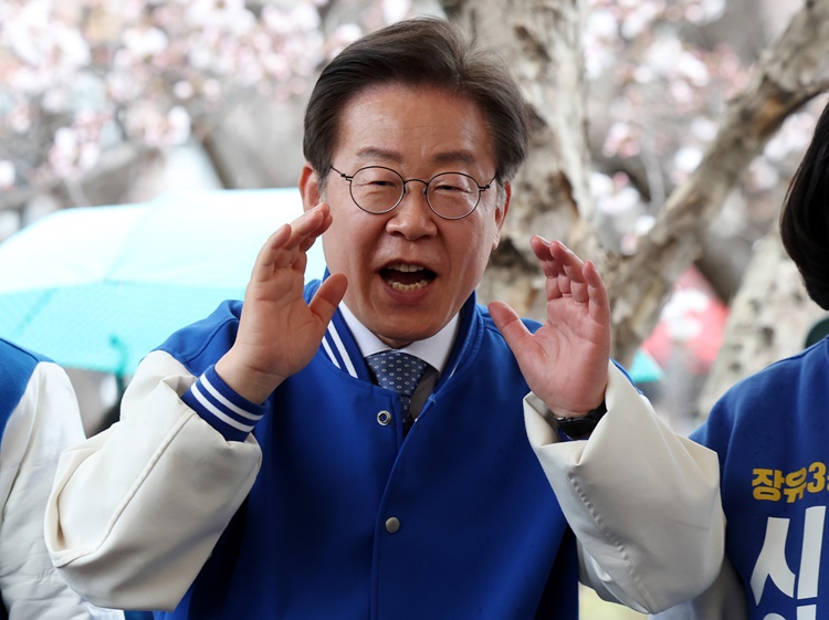이재명 더불어민주당 대표가 25일 오후 경남 김해시 율하카페거리를 방문해 발언하고 있다. <사진=뉴시스>