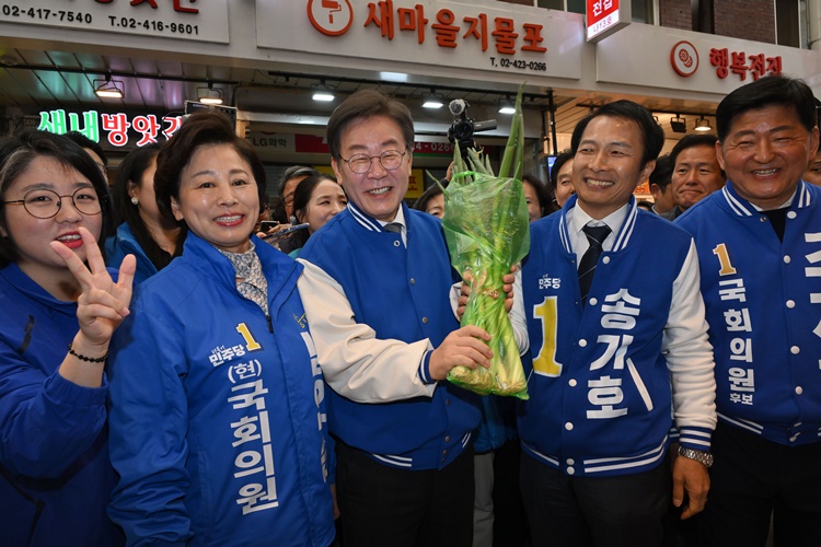 이재명 더불어민주당 대표(가운데)가 지난 24일 서울 송파구 잠실 새마을전통시장을 방문해 대파를 들어보이고 있다. <사진=뉴시스, 공동취재> 