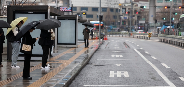 서울 시내버스가 노사 협상 결렬로 오전 4시를 기해 12년 만에 총파업에 돌입한 28일 오전 서울역 버스환승센터가 한산한 모습을 보이고 있다. <사진=뉴시스>