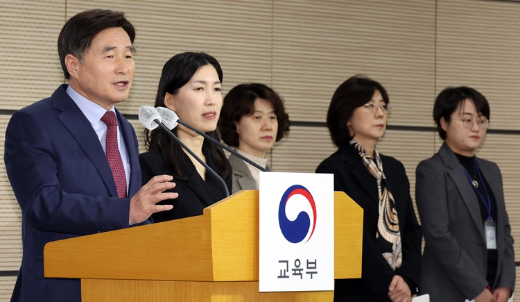 오승걸 한국교육과정평가원장이 28일 세종시 정부세종청사에서 ‘2025학년도 대학수학능력시험 시행기본계획’을 발표하고 있다. <사진=뉴시스> 