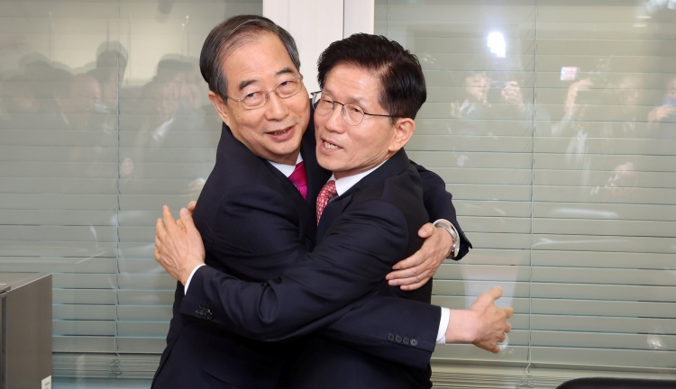 김문수 국민의힘 대선 후보가 지난해 5월11일 오전 서울 여의도 국민의힘 당사 내 대통령 후보실에서 한덕수 전 국무총리와 회동하며 포옹하고 있다. <사진=뉴시스, 공동취재>