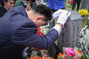 故<b>채상병</b> 묘역 찾은 김병기 "<b>사건</b> 꼭 밝히겠다"