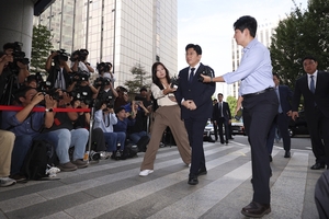 '자본시장법 위반' 포토라인 선 <b>방시혁</b>