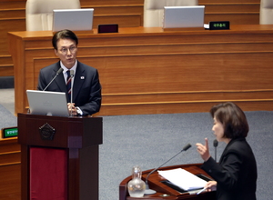 '김민석 vs <b>나경원</b>' <b>대정부질문</b> 마지막까지 <b>충돌</b>