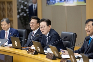 李대통령, <b>노인</b>의 날 맞아 "어르신들 노고에 경의"