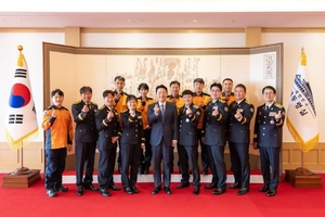 李<b>대통령</b> 몸살 여파..소방공무원 만난 강훈식