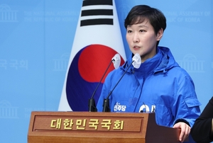 '李·尹 비교' <b>이지은</b> 민주 <b>대변인</b> 결국 사퇴