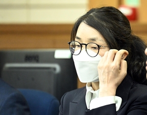 목걸이에 그림까지...'<b>매관매직</b> 혐의' 김건희 1심 징역 7년